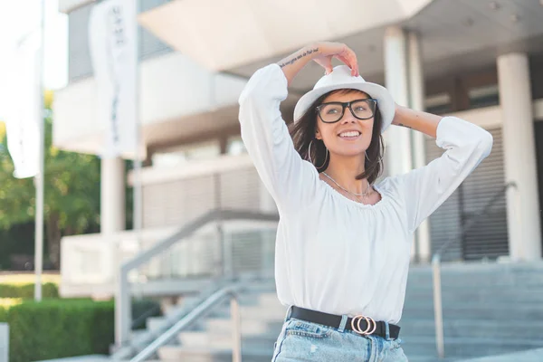 Hippi Kız Kadın Gülümseyerek Arka Plan Bulanık Mutlu Bir Kadın — Stok fotoğraf