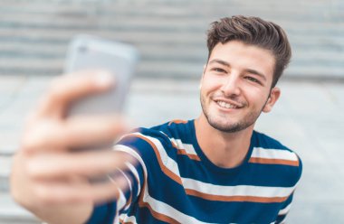 Yakışıklı olan beyaz bir selfie beach - insanlar, yaşam tarzı ve teknoloji kavramı alır.