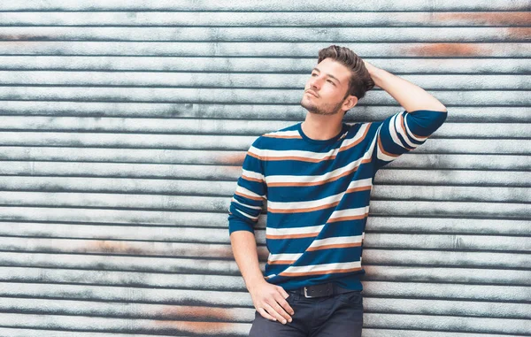 Piękny Młody Mężczyzna Pozujący Przystojny Facet Kolorowej Bluzie Przestrzeń Kopiowania — Zdjęcie stockowe
