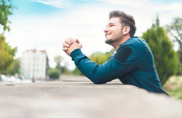 Freude Junger Fröhlicher Mann Der Der Stadt Nach Oben Blickt — Stockfoto