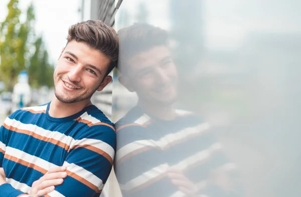 Όμορφη Closeup Χαρούμενα Θετική Νεαρού Άνδρα Casual Υπέροχο Άντρας Χαμογελώντας — Φωτογραφία Αρχείου