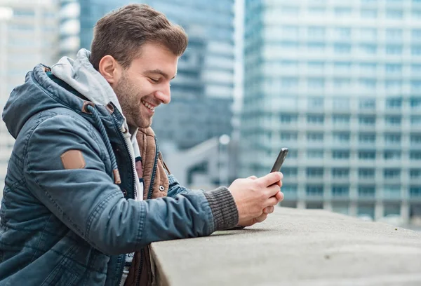 Feliz Joven Escribiendo Teléfono Aire Libre Vista Lateral Perfil Tipo —  Fotos de Stock