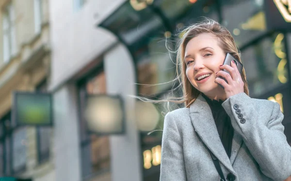 Mladá Žena Telefonu Zblízka Smartphone Používá Blond Dívka Venku — Stock fotografie