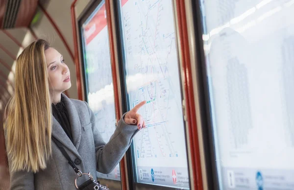 Mujer Joven Negocios Que Busca Horarios Estación Tren —  Fotos de Stock