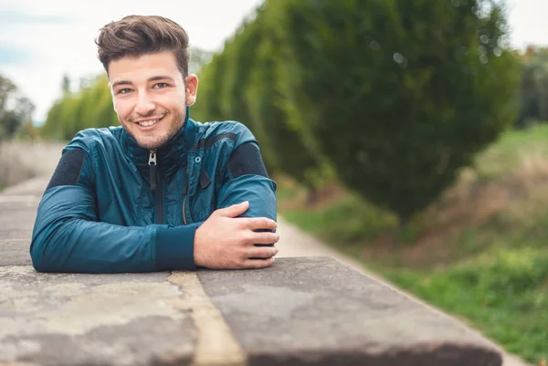 Güzel Genç Gülümseyen Açık Portresi Yakışıklı Adam Giymiş Ceket Sonbahar — Stok fotoğraf