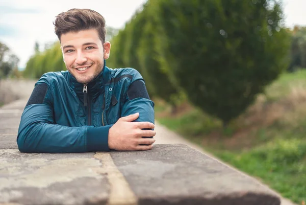 Portret Van Mooie Jongeman Lachende Buiten Knappe Jongen Die Het — Stockfoto