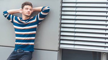 Poz seksi yakışıklı genç adam. Rahat güzel adam