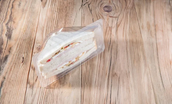 Sandwich Una Caja Plástico Transparente Bolsa Nylon Para Mesa Madera — Foto de Stock