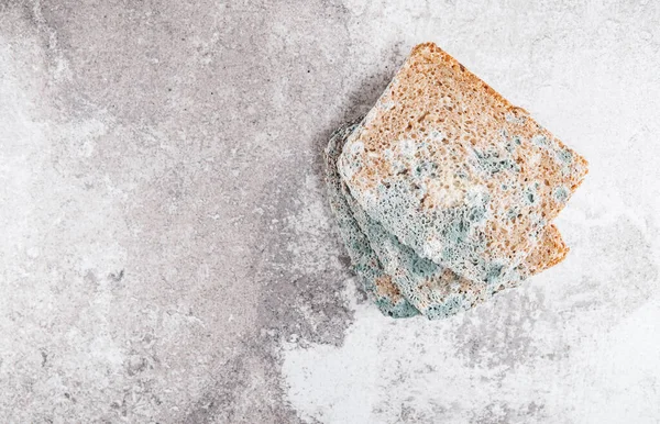 Mögligt Bröd Ruttet Och Oätligt Skivor Gjuten Mat — Stockfoto