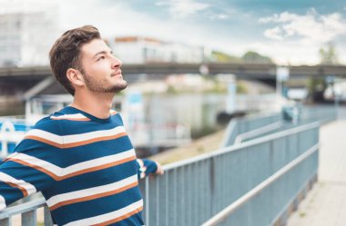 Mutluluk. Neşeli genç, güzel bir adam güzel bir günde dinleniyor. Kaygısız adam.