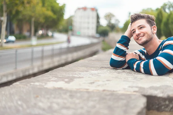 Sokakta Dışarıda Eğlenen Pozitif Düşünceli Bir Adam Genç Adam Gülümsüyor — Stok fotoğraf