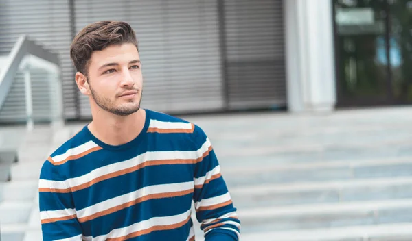 Gros Plan Portrait Jeune Homme Sweat Shirt Coloré Regardant Vers — Photo