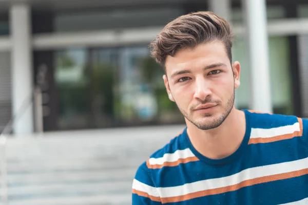 Yakışıklı Genç Adamın Yakın Plan Portresi Güzel Adam Dışarıda Dışarıda — Stok fotoğraf