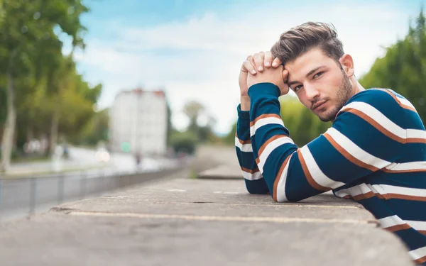 Snygg Kille Ung Vacker Man Tittar Dig Suddig Bakgrund Utomhus — Stockfoto