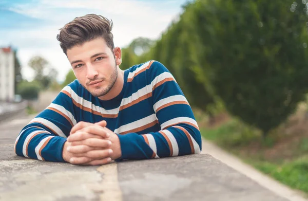 Porträt Eines Gut Aussehenden Jungen Mannes Der Freien Vor Der — Stockfoto