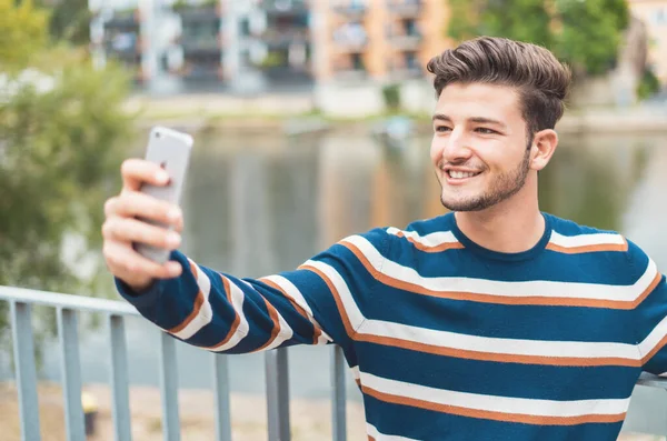 Retrato Belo Homem Caucasiano Sorrindo Tomando Selfie — Fotografia de Stock