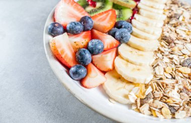 Meyve salatasının lezzetli kahvaltısını yulaf müsli ile kapayın. Beslenme kahvaltısı 