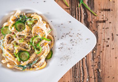 Ekşi kremalı ve otlu makarna tabağı. Tagliatelle, spagetti. Lezzetli yemek. Vejetaryen yemeği.