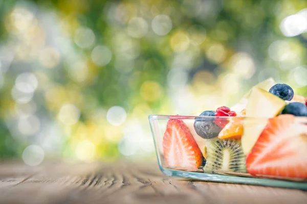 Detailní Ovocný Salát Dietě Letní Jídlo Koncept Rozmazané Přírodní Pozadí — Stock fotografie