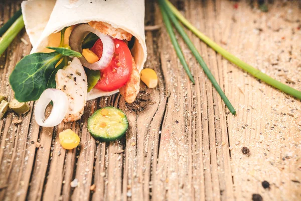 Tavuk Sebzelerle Sarılmış Lezzetli Tortillalar Salata — Stok fotoğraf