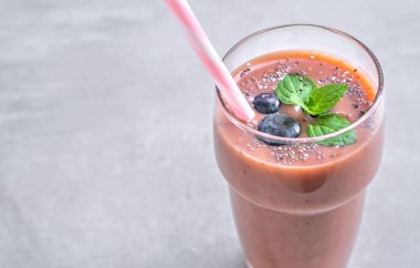 Yabanmersini ve nane yapraklı kırmızı smoothie. Temiz, taze bir içecek. Üst görünüm