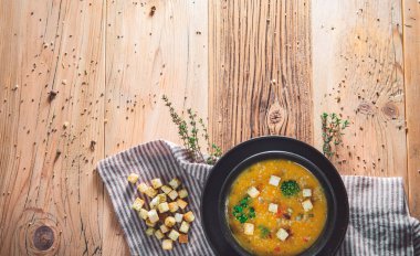 Sebze ve ekmek çorbası. Yukarıdan, yukarıdan. Metin için alanı kopyala