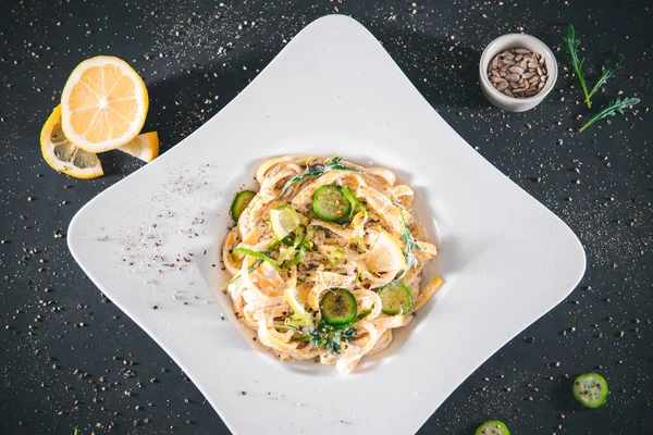 Ekşi limonlu ve otlu makarna, gri üzerine izole edilmiş - siyah arka plan. Üst yaşam