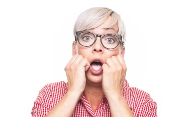 Şok olmuş yetişkin bir kadın, beyaz arka planda izole edilmiş. Şaşırmış orta yaşlı kadın. Haberler kötü. Stüdyo çekimi