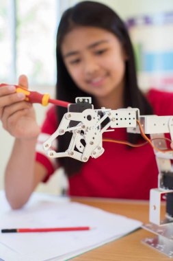Robotik Eğitim Bilim derste erkek öğrenci