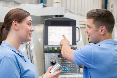 Cnc makine kullanımı üzerinde kadın çırak talimat mühendisi