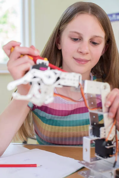 Női Tanuló Tanul Robotika Tudomány Leckében — Stock Fotó