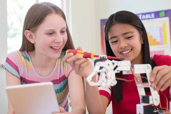 Två Kvinnliga Elever Science Lektion Studerar Robotik — Stockfoto