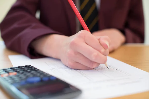 Primer Plano Pupila Femenina Uniforme Que Toma Documento Examen Selección — Foto de Stock