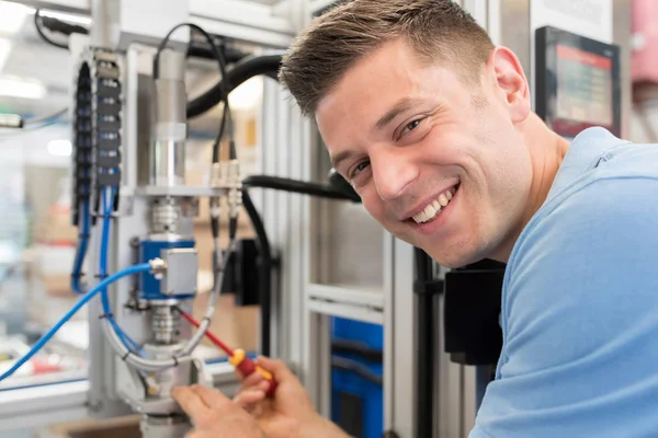 Retrato Del Ingeniero Masculino Que Trabaja Máquina Fábrica — Foto de Stock