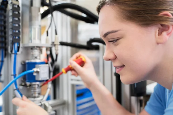 Aprendiz Ingeniero Femenino Trabajando Máquina Fábrica —  Fotos de Stock