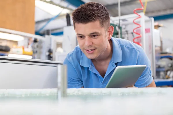 Ingeniero Masculino Con Tableta Digital Que Trabaja Fábrica Que Capsula — Foto de Stock