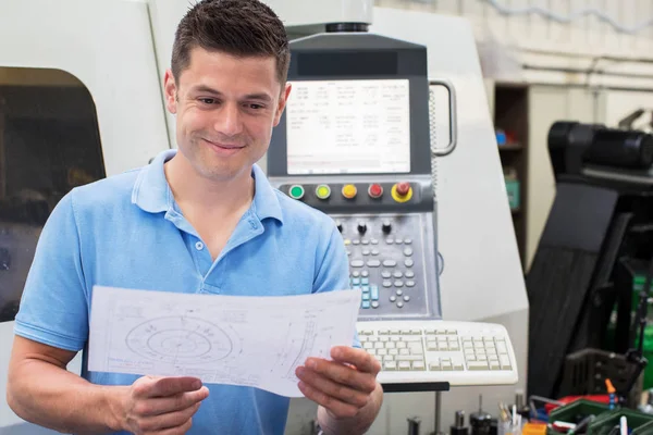 Ingeniero Masculino Con Dibujo Técnico Que Opera Máquina Del Cnc — Foto de Stock