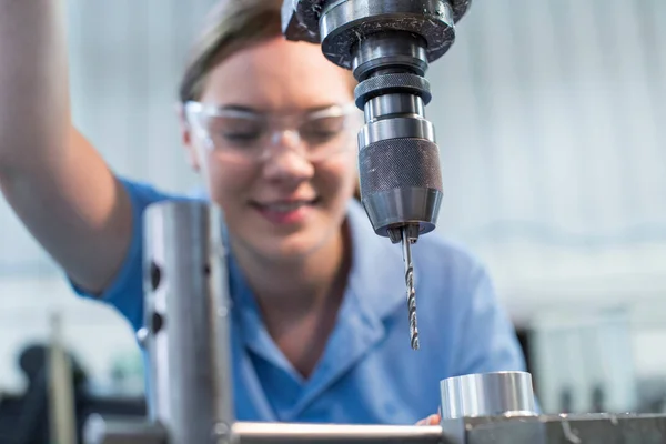 Apprendista Femminile Utilizzando Trapano Fabbrica — Foto Stock