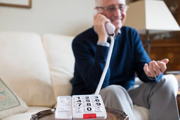 Ανώτερος Άνθρωπος Χρησιμοποιώντας Τηλέφωνο Μεγάλου Μεγέθους Πληκτρολόγιο Στο Σπίτι — Φωτογραφία Αρχείου
