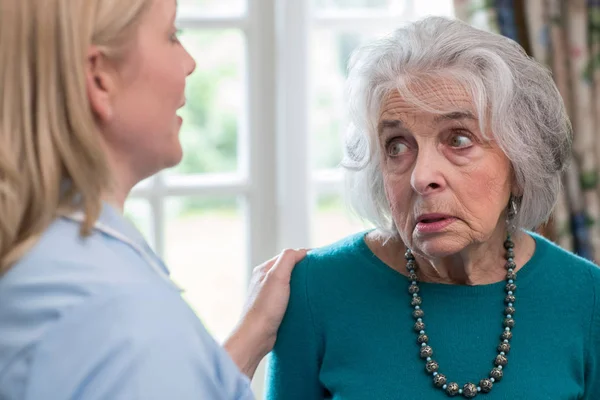 Vård Arbetstagare Talar Till Deprimerad Senior Kvinna Hemma — Stockfoto