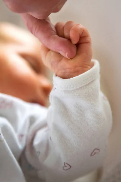 Primer Plano Bebé Sosteniendo Los Padres Dedo — Foto de Stock