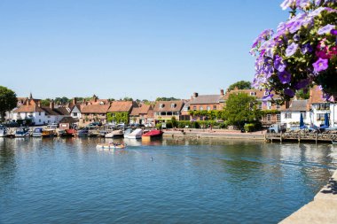 Henley On Thames Oxfordshire İngiltere'de ön planda Thames Nehri ile manzarası