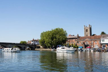 Henley On Thames Oxfordshire İngiltere'de ön planda Thames Nehri ile manzarası