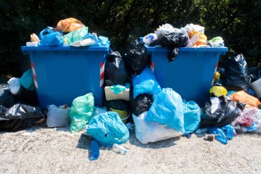 Atık toplama depo gözleri açık havada taşan