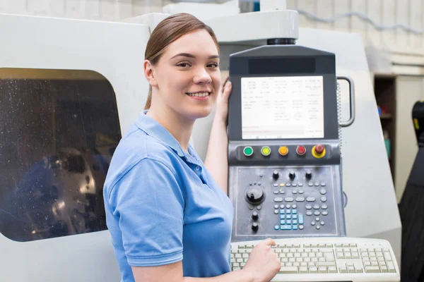 工場で Cnc 機械を動かす女性見習いエンジニアの肖像画 — ストック写真