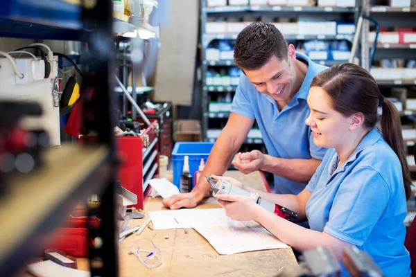 Componente Esame Dell Apprendista Dell Ingegnere Banco Lavoro — Foto Stock