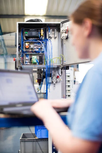 Ingeniera Femenina Fábrica Usando Computadora Portátil — Foto de Stock