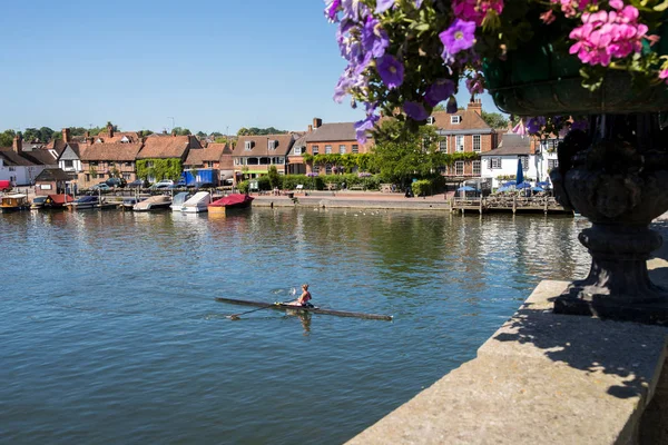 Silhuett Henley Thames Oxfordshire Med Roddare Floden Themsen Förgrunden — Stockfoto