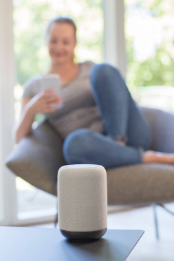 Kadın cep telefonu hoparlör kablosuz müzik akarsu
