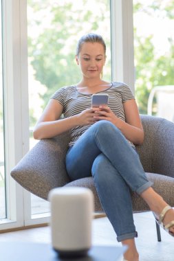 Kadın cep telefonu hoparlör kablosuz müzik akarsu
